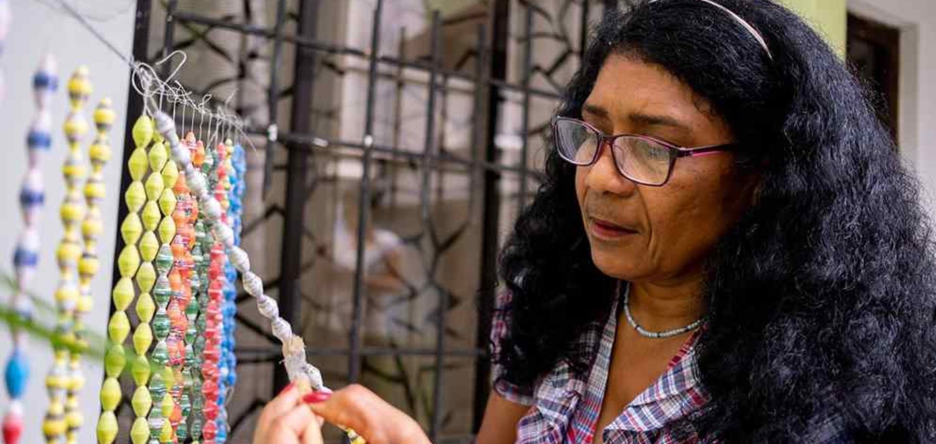 Artisan Daisy Patiño displays her work for Paper to Pearls © Lindblad Expeditions