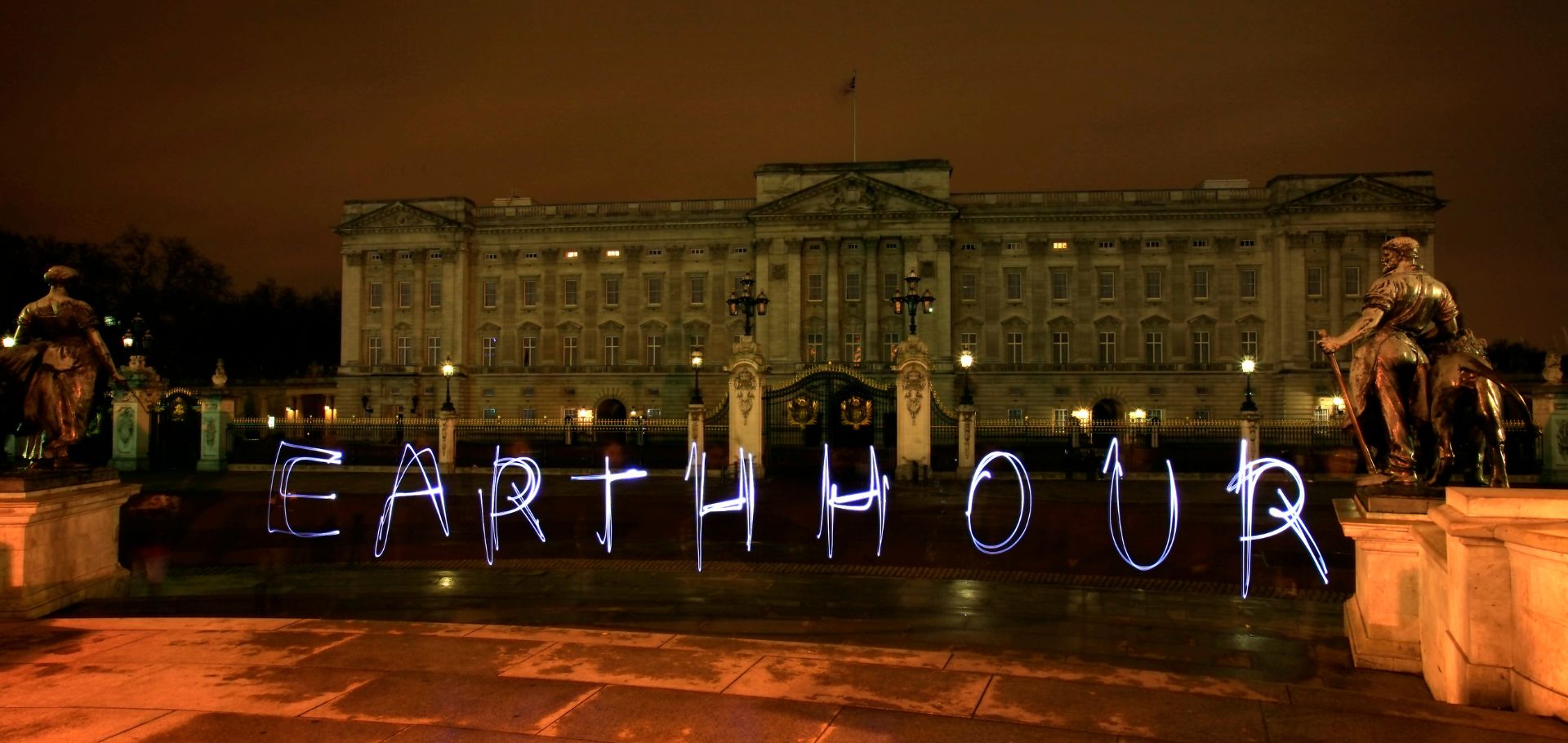 UK ENGLAND LONDON 28MAR09 - Buckingham Palace before and during Earth Hour.
